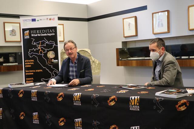 Walter Stefan, Obmann des Vereins Via Claudia Augusta Tirol (li.), und Projektkoordinator Christoph Tschaikner gingen nochmals auf die Highlights des grenzüberschreitenden Interreg-Projekts Hereditas ein.  | Foto: Othmar Kolp