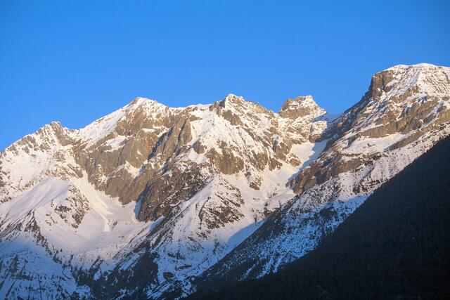 Bild 13_# 3423_8 Uhr: In Richtung Nordwesten ist die Luft bereits wieder glasklar. Die Lechtaler Alpen mit der trapezförmigen Spitze (Parseier 3.036 m) im Licht der aufgehenden Sonne. Das ist der gewohnte Blick aus unseren Wohnzimmer.   | Foto: © by Ing. Günter Kramarcsik