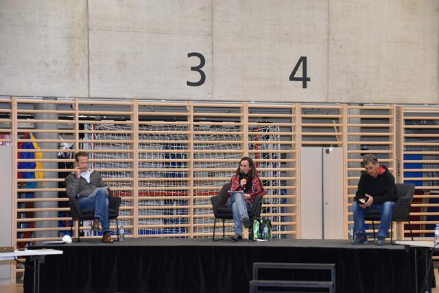 Moderatorin Erna Cuesta mit TVB-AR Christoph Gleirscher und Robert Span von der BI Rettet die Goldsutten.  | Foto: Kainz