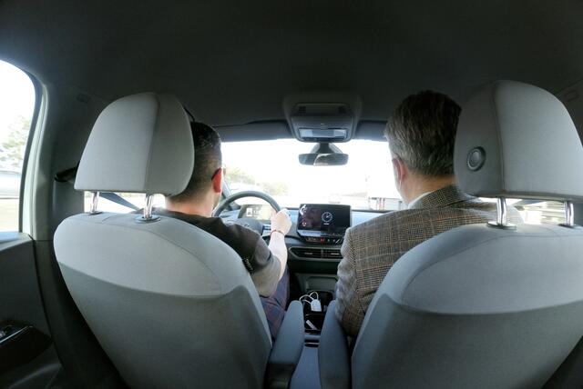 Bezirksblätter-Redakteur und Bank-Vorstand auf Testfahrt im ID.3. | Foto: Clemens Mitteregger