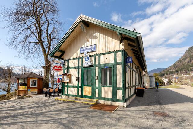 Die historische Bahnstation kommt zwar weg, wird am Ufer aber wieder aufgebaut.