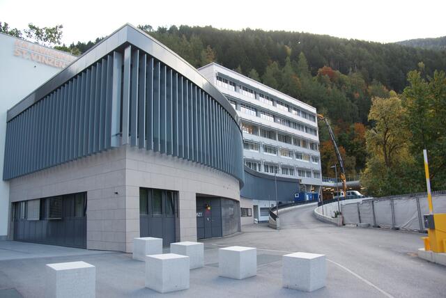 Auf der Baustelle vom Krankenhaus St. Vinzenz in Zams hat sich ein Cluster gebildet - MitarbeiterInnen und Patienten im Krankenhaus sind dadurch aber nicht gefährdet. (Archivbild)