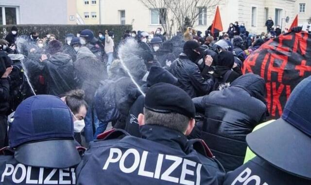 Demos in Innsbruck als Thema im Parlament: im Bild "Grenzen töten"-Demo am 30.1.2021