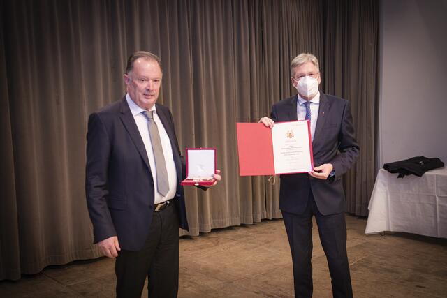 Landeshauptmann Peter Kaiser überreichte dem scheidenden Bürgermeister der Marktgemeinde Ebenthal, Franz Felsberger das Große Goldene Ehrenzeichen des Landes Kärnten.