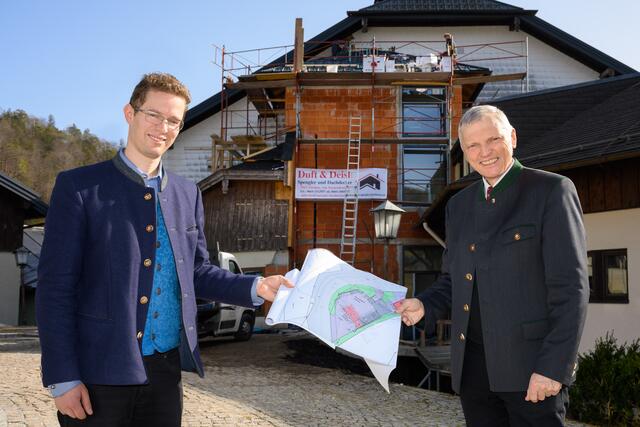 Bei der Besichtigung: Bgm. Johannes Fürstaller, Landtagsabgeordneter Josef Schöchl. | Foto: Manuel Horn