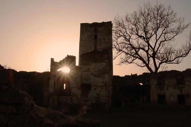 Lichtblick oder Sonnenuntergang für Burg Spilberg? Ihre Bewahrung hängt davon ab, ob neue Hände im Burgverein anpacken. | Foto: Eckhart Herbe