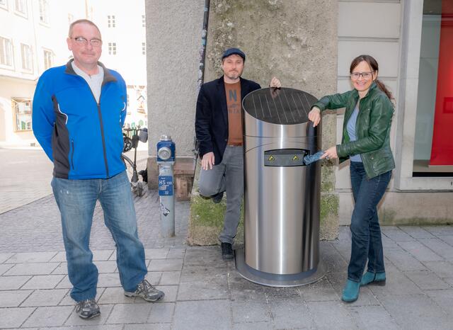 Der Mistkübel mit solarbetriebener Presse sorgt für Entlastung und mehr Effizienz. V. r. n. l.: Stadträtin Martina Berthold, Herbert Seebauer, Leiter Straßenbauregie, und Straßenmeister Martin Mittermeier.