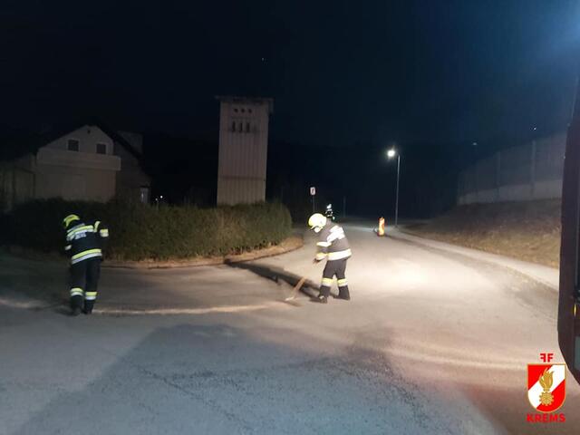 Nächtlicher Einsatz der FF Krems. Zwölf Feuerwehrleute mussten eine 1,5 km lange Ölspur binden. | Foto: FF Krems