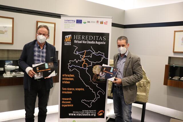 Buchvorstellung im Dokumentationszentrum Via Claudia Augusta Tirol in Fließ: Obmann Walter Stefan (li.) und Projektkoordinator Christoph Tschaikner   | Foto: Othmar Kolp