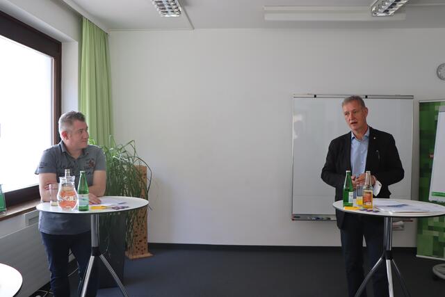 Bei einer Pressekonferenz ließ die Landecker FPÖ die Politbombe platzen.