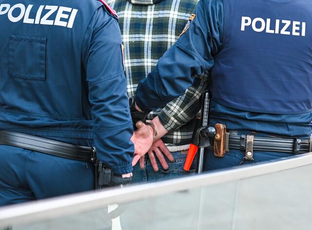 Demos in Innsbruck als Thema im Parlament: im Bild "Corona-Spaziergänge" am 20.2.2021