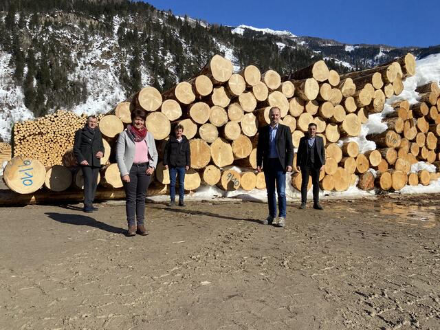 Unterwegs bei Osttirols Waldbauern (v.l.): Bezirkskammerobmann Konrad Kreuzer, LK-Vizepräsidentin Helga Brunschmid, Waldbauer Philipp Gstinig, LK-Präsident Josef Hechenberger, Bauernbunddirektor Peter Raggl
 | Foto: Tiroler Bauernbund