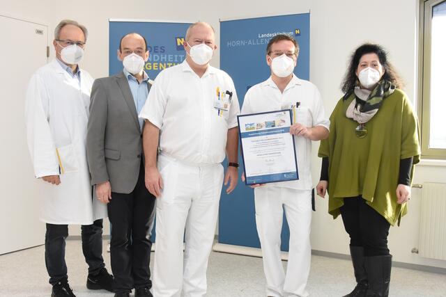 Chirurgie:
Prim. Univ.-Prof. Dr. Martin Breitenseher (Ärztlicher Direktor), Mag. Franz Huber (Kaufmännischer Direktor), Prim. Dr. Reinhold Klug (Leiter Abteilung für Chirurgie), DGKP Georg Tschokert (Stationsleitung Chirurgie 2), Mag. Elisabeth Klang (Pflegedirektorin)