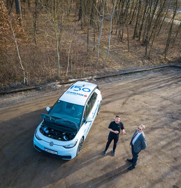 Sparkassen-Vorstand Peter Prober – hier mit Testfahrer Thomas Santrucek – ist gespannt, wer den ID.3 für ein Jahr fahren darf. | Foto: Clemens Mitteregger