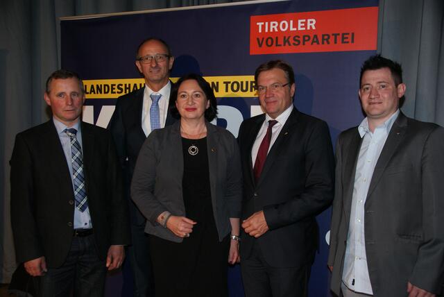 ÖVP-Bezirksparteitag 2015 in Landeck: Bezirksparteiobmann Anton Mattle (2.v.l.) mit seinem Stellvertreter Christian Matt (re.).