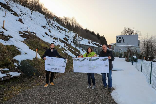 Silke und Franz Josef Schuster präsentieren gemeinsam mit Tourismuslandesrat Sebastian Schuschnig die Pläne für den Water Fun Park am Südufer des Millstätter Sees.