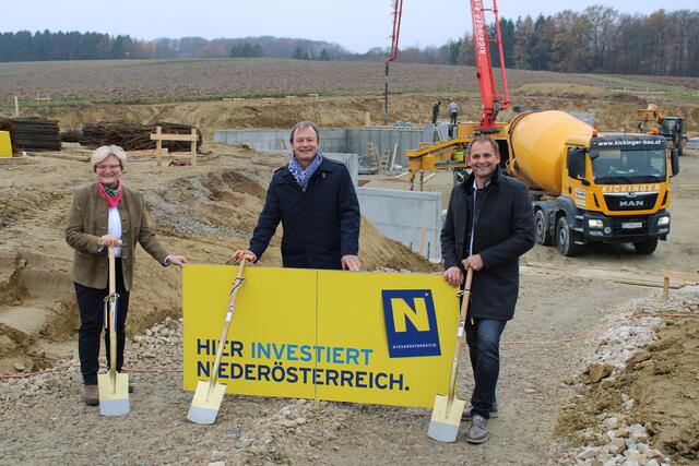 Vizebürgermeisterin Erika Zeh, Landtagsabgeordneter Martin Michalitsch und Bürgermeister Günter Schaubach vor der Baustelle in Pyhra. | Foto: Marktgemeinde Pyhra