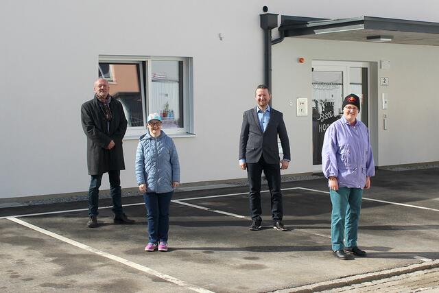 Von links: Lebenshilfe-OÖ-Geschäftsführer Gerhard Scheinast, Bewohnerin Margarete Tober, Wohnhausleiter Walter Hörleinsberger und Bewohnerin Margit Atteneder.