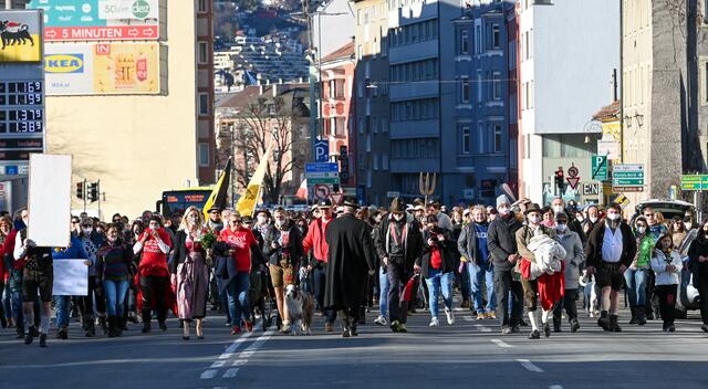 Demos in Innsbruck als Thema im Parlament: im Bild "Corona-Spaziergänge" am 20.2.2021