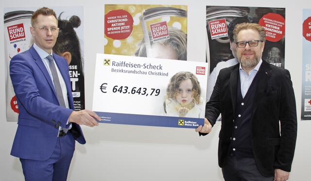 Großes Dankeschön an die Spenderinnen und Spender für das BezirksRundschau Christkind. Die 643.643,79 Euro bedeuten einen neuen Spendenrekord, über den sich Chefredakteur Thomas Winkler (l.) und Geschäftsführer Thomas Reiter freuten.