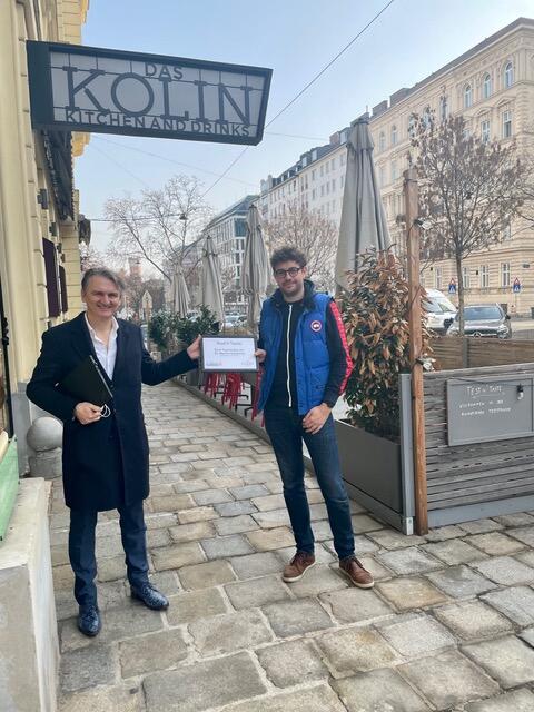 Sind gemeinsam das Test'n'Tase: Christoph Splichal, der die St. Martin-Apotheke führt (l.), und Dieter Elsler, Betreiber des Kolin.