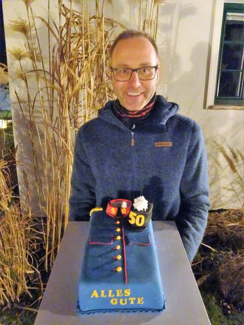 Torte im Uniform-Outfit zum 50. Geburtstag von Gerhard Formann. | Foto: Neubauer