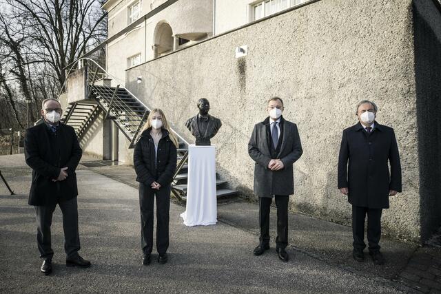 Bgm. Hackl, HTL-Schülerin Alina Peham (hat die Büste mitrestauriert), LH Stelzer und HTL-Dir. Franz Reithuber (v. li.). | Foto: Land OÖ/Max Mayrhofer