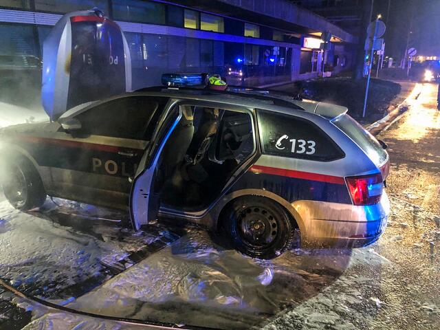 Auch der Brandanschlag auf ein Polizeiauto in Innsbruck findet sich in den Anfragen wieder.
