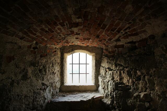 Meterdicke Mauern besitzt der wieder zugängliche Turm der Burg. | Foto: Eckhart Herbe