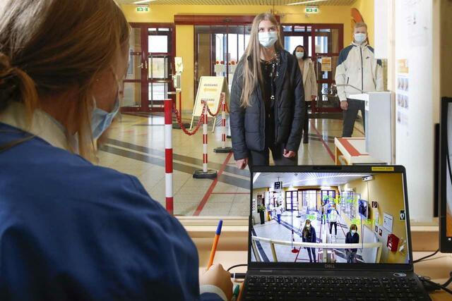 Mit hochmodernen Wärmebildkameras an den Eingangsschleusen kann das Fiebermessen im Klinikum Freistadt besonders rasch und kontaktlos durchgeführt werden.
(Hinweis: Das Bild wurde vor der FFP2-Maskenpflicht aufgenommen.)