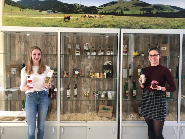 Kerstin Wiener und Doris Zottler haben die zwei Diplomarbeitsgruppen für den Hoamat Laden Weiz geleitet.