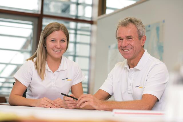 Carmen und Ferdinand Schneider im Büro der Firmenzentrale in Eberhardzell (Baden-Württemberg)