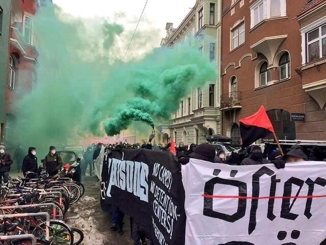 Demos in Innsbruck als Thema im Parlament: im Bild "Grenzen töten"-Demo am 30.1.2021