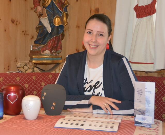 In der heimeligen Zirmstube in Haiming/Schlierenzau bietet Chiara Fiegl auf Wunsch Verabschiedungszeremonien an.