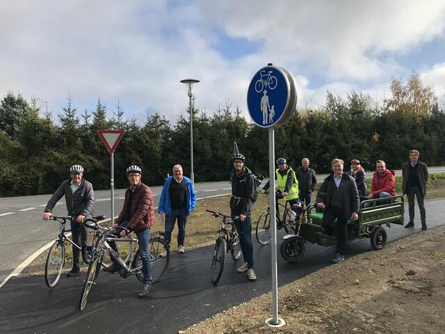 Die Vertreter beider Gemeinden sowie Planer Johann Rauer testeten zur Eröffnung den neuen Weg. Der Weg vom Gemeindezentrum Hofstätten bis zum Kaltenbrunnweg in Nitscha wird bereits genutzt.
