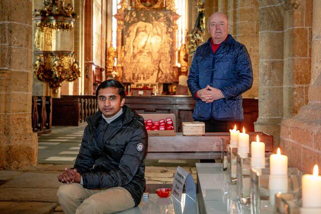 Weg der Versöhnung: Die Licht-Bank macht den Abschluss. Stipendiatskaplan Jinu Joseph Mangalath aus Südindien und Diakon Gottfried Riepl.