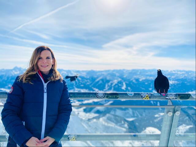 Moderatorin Jenny Laimer in Skigebieten unterwegs. | Foto: ATV