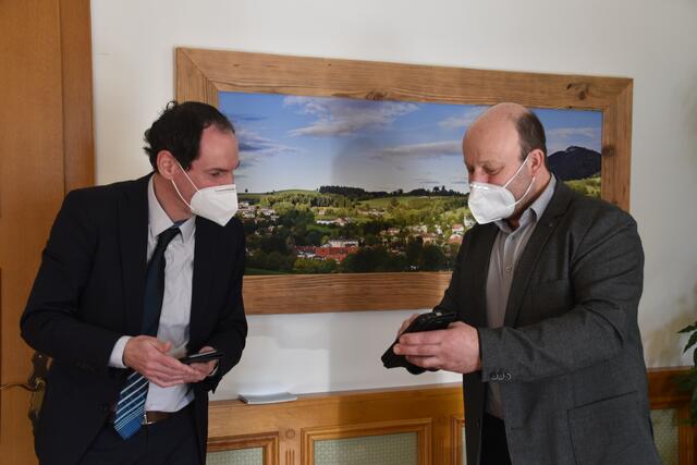 Vizebürgermeister Martin Luger und Bürgermeister Franz Aigner surfen gespannt durch die neue App.