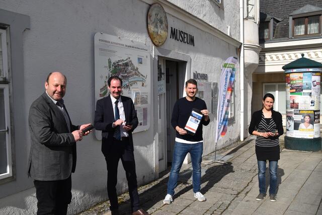 Bürgermeister Franz Aigner, Vizebürgermeister Martin Luger, Kulturamtsleiter Bernhard Hofecker und Sarah Riegler bei der App-Vorstellung