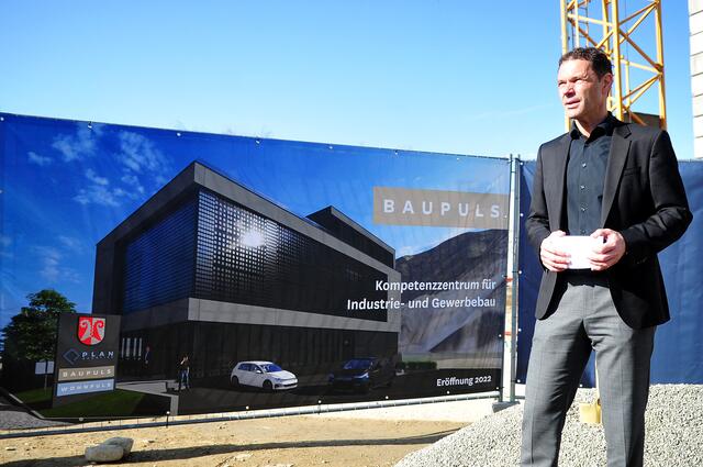 Bauherr Patrick Weber vor der Studie es Kompetenzzentrus für Industrie- und Gewerbebau. | Foto: Hassl