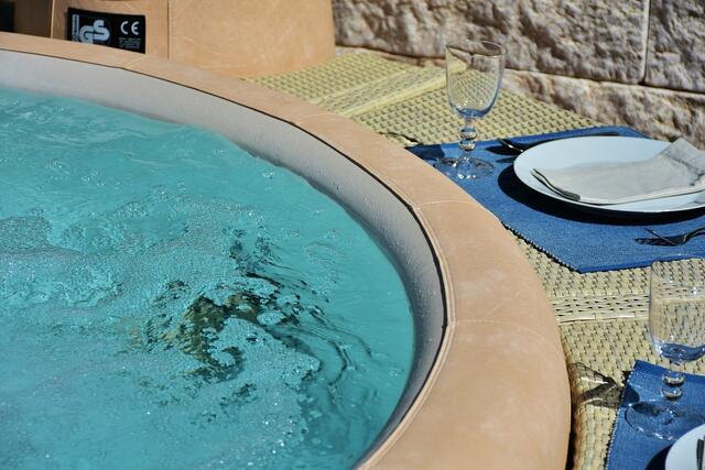 Kostengünstiger und das ganze Jahr nutzbar: Der Außenwhirlpool löst den klassischen Swimmingpool als Gartentrend ab.
