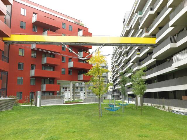 Spannende Architektur, Büros, Wohnungen, viel Grün und kaum Autoverkehr: So präsentiert sich heute das Sonnwendviertel.