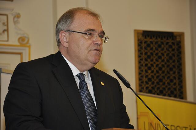  Der ehemalige Justizminister und heutige Verfassungsrichter Wolfgang Brandstetter (ÖVP) steht im Verdacht, Informationen aus einem laufenden Strafverfahren weitergegeben zu haben. Das wäre Amtsmissbrauch. Die Staatsanwaltschaft konnte ein „elektronisches Gerät“ sicherstellen, ebenso wie bei Justiz-Sektionschef Christian Pilnacek. | Foto: alumini Uni Graz