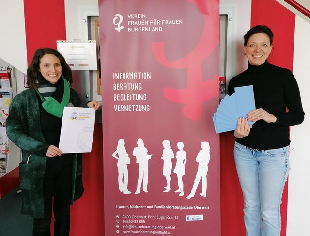Gutscheine für Bücher: Juvenilia Club Südburgenland-Präsidentin Elke Resmann und Frauenberatungsstelle Oberwart-Geschäftsführerin Magdalena Freißmuth