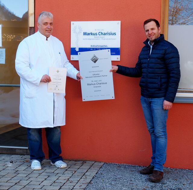 Arztpraxis: Markus Charisius (links) und Bürgermeister Christian Hecher
