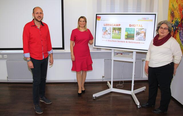 Lernen, Spielen und vieles mehr bieten die Lerncamps im Burgenland. Diese werden heuer ausgeweitet: Daniel Karacsonyi (Schulleiter SMS Oberschützen/Verein mit BiSS), LR Daniela Winkler, Andrea Liebmann (STEP Gästehäuser)
