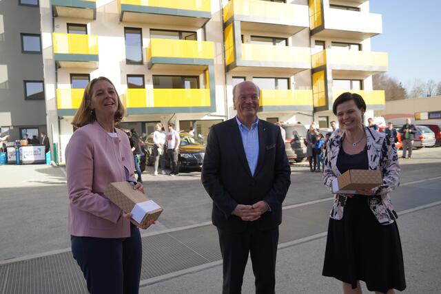 LR Andrea Klambauer, Christian Struber von der Salzburg Wohnbau und Bürgermeisterin Tanja Kreer freuen sich über den gelungenen, neuen Wohnraum in Straßwalchen.