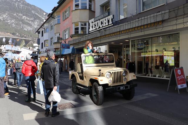 Love Revolution - Pveronika "Pvroni" Schmiederer-Pechtl tourte mit Mut-Macher Parolen durch die Malserstraße.