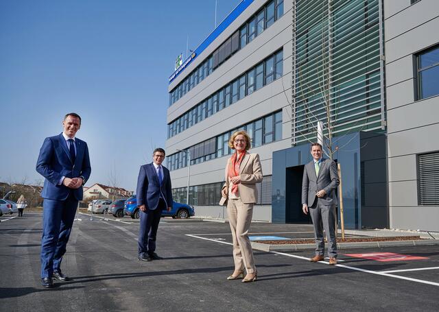 Wirtschafts- und Technologielandesrat Jochen Danninger, Geschäftsführer Alexander Pretsch (Oxford Antibiotic Group), Landeshauptfrau Johanna Mikl-Leitner, ecoplus Geschäftsführer Helmut Miernicki, Bürgermeister Peter Eisenschenk (Stadtgemeinde Tulln), LAbg. Christoph Kaufmann