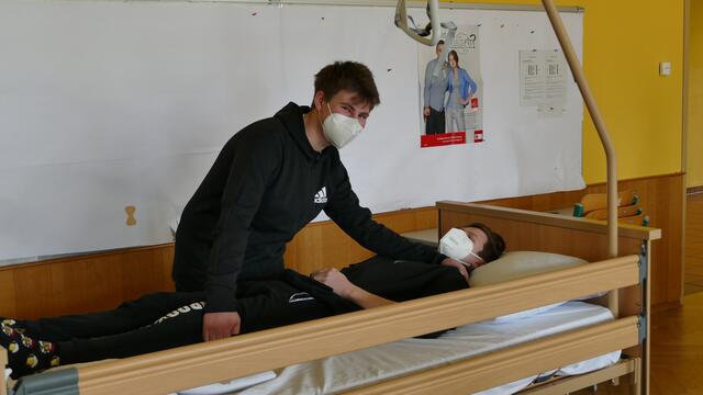 Praxisübungen: Im Unterrichtsfach Einführung in Pflege, Hygiene und Erste Hilfe werden wichtige Grundkenntnisse erlernt. | Foto: HLW